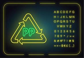 icono de luz de neón del símbolo pp. marcado de polímero termoplástico. código de identificación de la resina. triángulo de flecha química Orgánica. signo brillante con alfabeto, números y símbolos. ilustración vectorial aislada vector