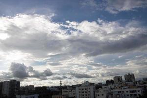 fondo blanco claro degradado de nubes de cielo azul de verano. belleza claro nublado in sol tranquilo brillante invierno aire bacground. sombrío paisaje cian vívido en el medio ambiente día horizonte vista del horizonte viento de primavera foto