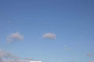 fondo blanco claro degradado de nubes de cielo azul de verano. belleza claro nublado in sol tranquilo brillante invierno aire bacground. sombrío paisaje cian vívido en el medio ambiente día horizonte vista del horizonte viento de primavera foto