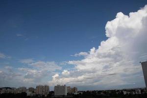 nubes de aire en el cielo azul. foto