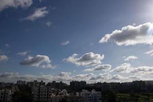 nubes de aire en el cielo azul foto