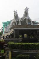 estatua del caballo blanco en purwakarta foto