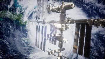 una vista della terra e un'astronave. iss è in orbita attorno alla terra video