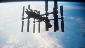 una vista della terra e un'astronave. iss è in orbita attorno alla terra video