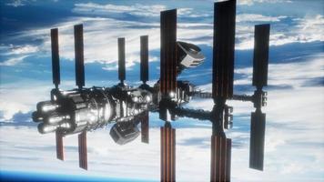 internationella rymdstationen i yttre rymden över planeten jorden video