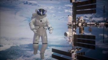 internationell rymdstation och astronaut i yttre rymden över planeten jorden video