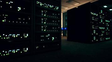 sala de servidores moderna con luz de supercomputadoras video