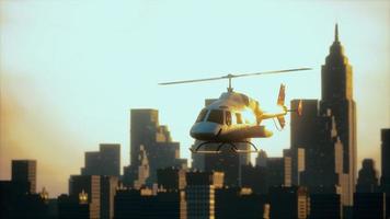 helicóptero de silueta en el fondo del paisaje de la ciudad video