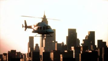 Hélicoptère de silhouette au fond de paysage urbain