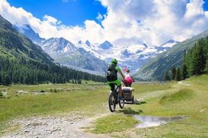 tour familiar en bicicleta con remolque para el niño foto