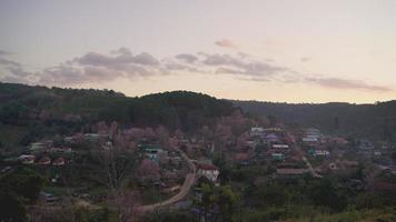 luchtfoto prachtige landschap zonsondergang in het winterseizoen bij ban rong kla village phitsanulok, thailand. video