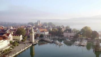 lindau Old Town ligt op een eiland in het Bodenmeer. met zijn eeuwenoude gebouwen, levendige pleinen en pittoreske steegjes is de sfeer van het Bodenmeer bijna geweldig video