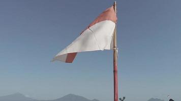 Slow Motion da bandeira indonésia acenando em um poste