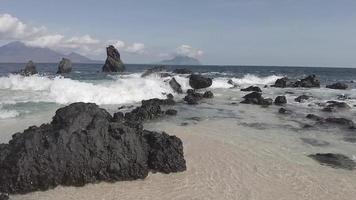 slowmotion van golven die rotsen raken video