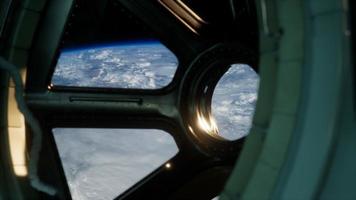 vista de cabina desde la estación espacial internacional que opera cerca del planeta tierra video