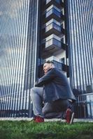 hombre vestido con chaqueta de cuero negro foto