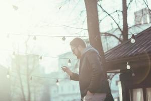 hombre con celular en la calle foto