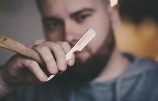 el hombre sostiene una hoja peligrosa foto