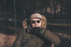 hombre barbudo en una chaqueta de invierno foto