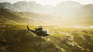 slow motion vietnam oorlogstijdperk helikopter in de bergen video