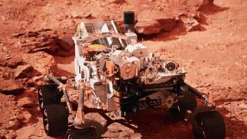 mars rover perseverancia explorando el planeta rojo. elementos proporcionados por la nasa. video