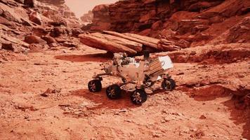 mars rover persévérance explorant la planète rouge. éléments fournis par la nasa. video