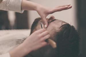 hombre barbudo sentado en una barbería foto