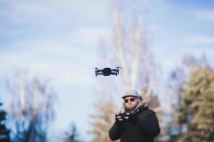 el hombre controla un helicóptero foto