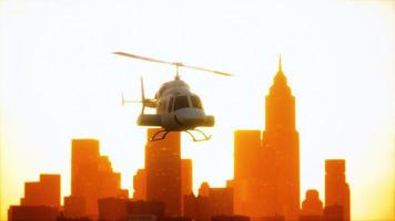 silhouette elicottero sullo sfondo della città scape video