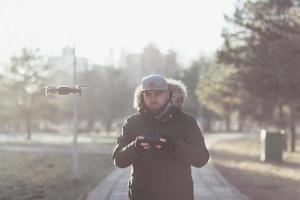 el hombre controla un dron foto