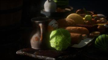 mesa de comida con barriles de vino y algunas frutas, verduras y pan video