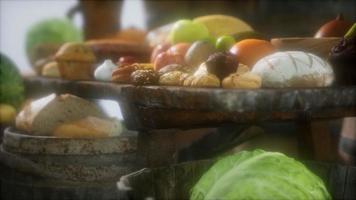 mesa de comida com barris de vinho e algumas frutas, legumes e pão video