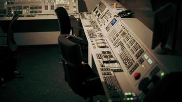 sala di controllo vuota della centrale elettrica video