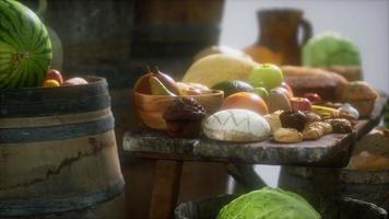 mesa de comida con barriles de vino y algunas frutas, verduras y pan video