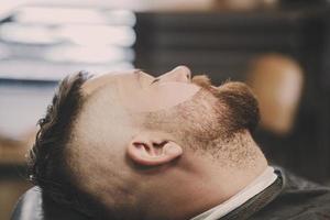 hombre elegante en una peluquería foto