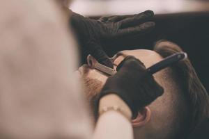 hombre guapo y barbudo en una barbería foto