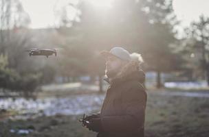 hombre pilotando drone al aire libre foto