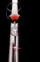 silueta de una copa de vino tinto foto