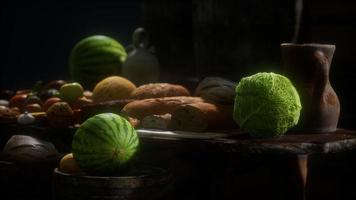 mesa de comida com barris de vinho e algumas frutas, legumes e pão video