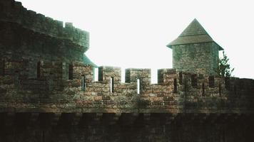 alte Burgmauern bei Sonnenuntergang video