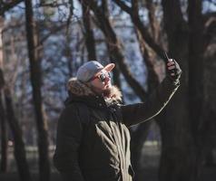 el hombre se toma una selfie foto