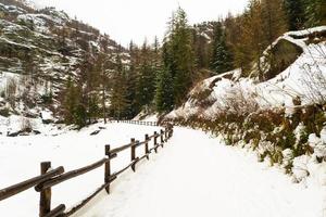 una pasarela de montaña a lo largo de un lago congelado foto