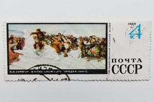 sello postal impreso en la urss que muestra lienzo, imagen al óleo del museo estatal ruso del pintor ruso vasily surikov tormenta de fortaleza de nieve, alrededor de 1968 foto