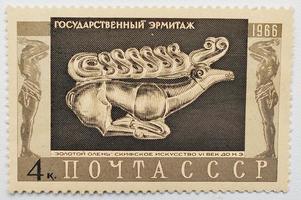 Sello postal impreso en la URSS que muestra el adorno de oro escita de un ciervo corriendo en el museo estatal del Hermitage del siglo V a.C., Rusia, San Petersburgo. petersburgo, hacia 1966 foto