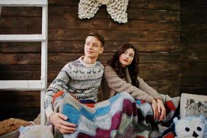 pareja de invierno de moda joven en fondo de madera foto