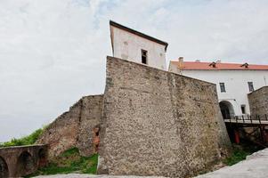 castillo palanok en mukachevo, ucrania en la región transcarpática de europa foto