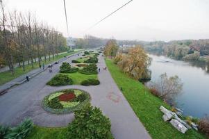 vista aérea desde el teleférico del parque con macizos de flores y lago con fuente en la alta silesia, atracciones de katowice y chorzow, polonia foto