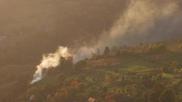 humo en un pueblo de montaña, bocanadas de humo vista superior