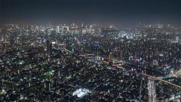 Secuencia de lapso de tiempo de 4k de tokio, japón - shibuya en la noche desde el plano medio de la torre del árbol del cielo