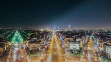 Secuencia de lapso de tiempo de 4k de París, Francia - la avenida grande armee en París por la noche video